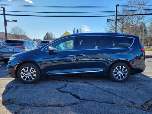 Used 2023 Chrysler Pacifica Pinnacle image 2