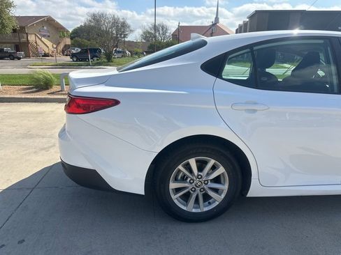 Used 2025 Toyota Camry LE image 5