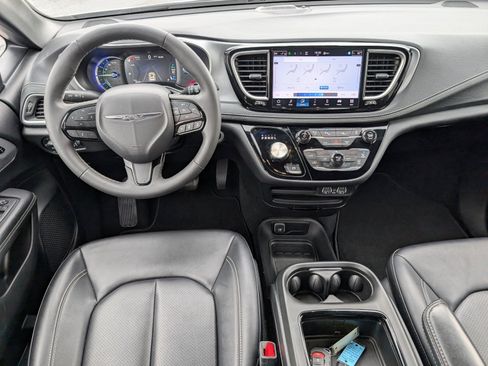Used 2024 Chrysler Pacifica Select image 12