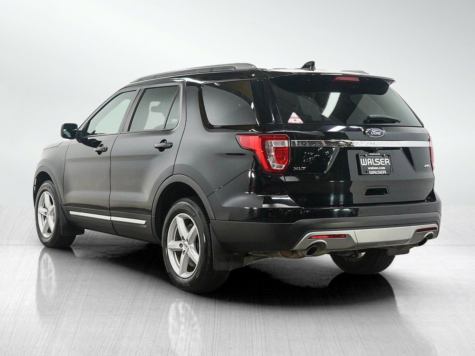 Used 2017 Ford Explorer XLT w/ Equipment Group 202A AWD/4WD image 3