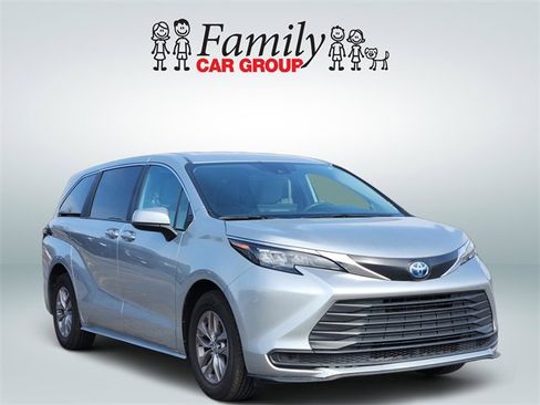 Certified 2025 Toyota Sienna LE image 2