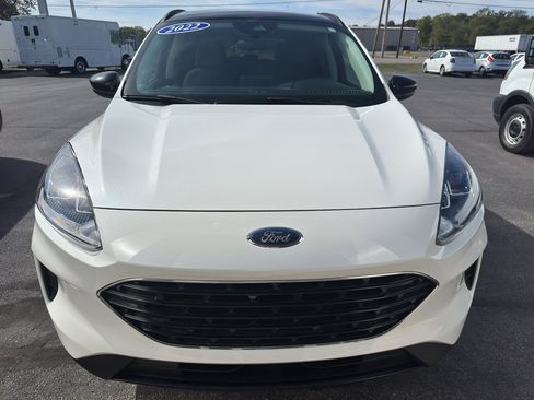 Used 2022 Ford Escape SE w/ SE Sport Appearance Package image 4