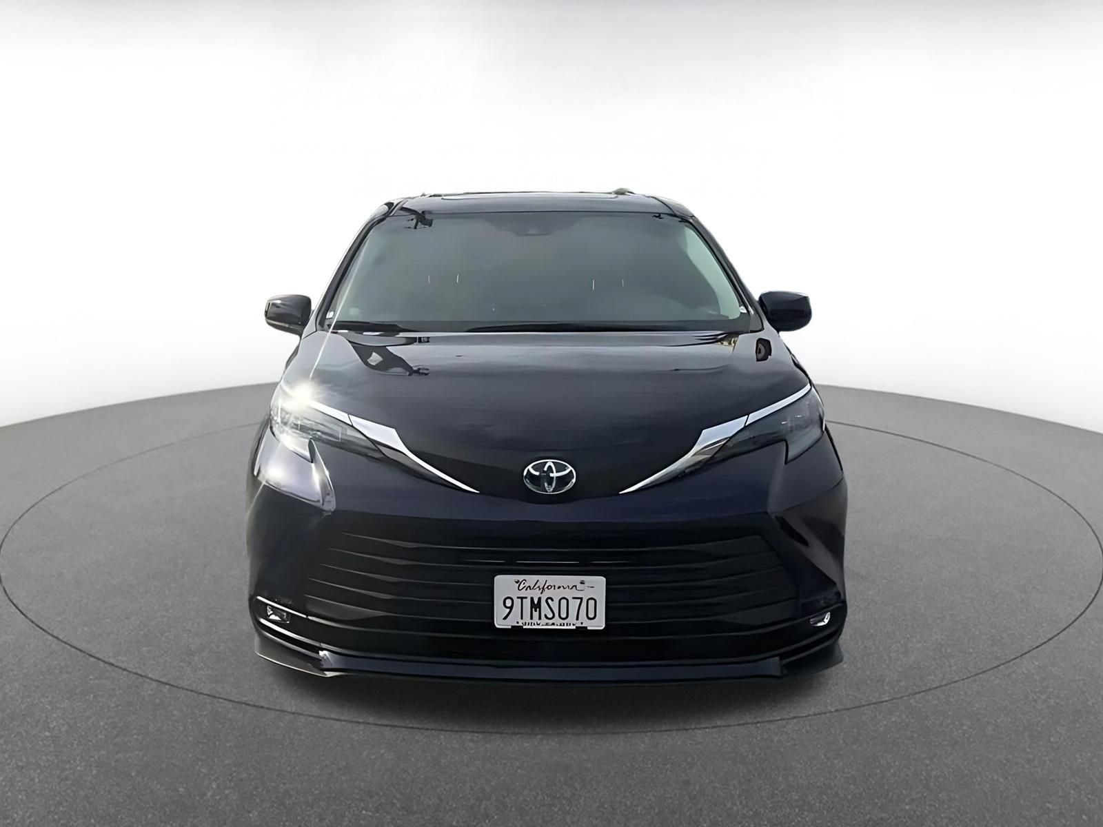 Used 2025 Toyota Sienna XLE FWD image 4