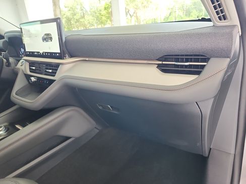 Used 2025 Ford Explorer Active w/ Active Comfort Package RWD image 21