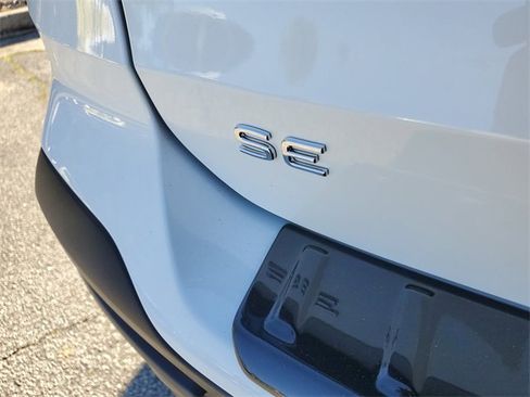 Certified 2025 Volkswagen Taos SE image 7