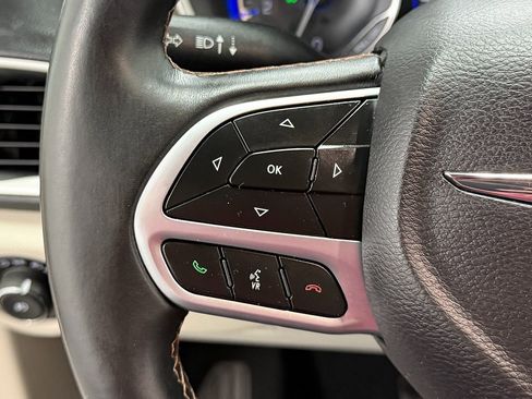 Used 2018 Chrysler Pacifica Touring-L FWD image 17