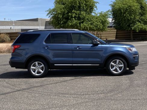 Used 2018 Ford Explorer XLT image 2
