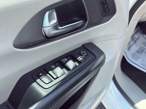 Used 2023 Chrysler Pacifica Touring-L FWD image 18
