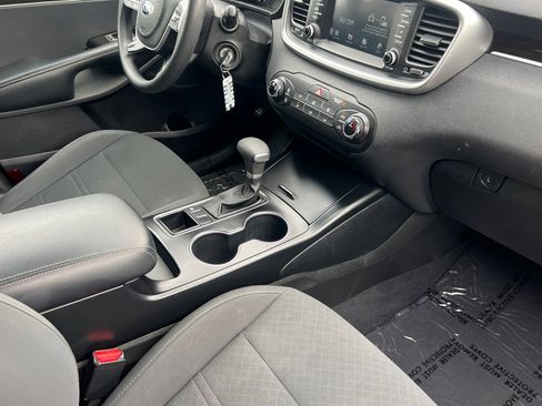 Used 2020 Kia Sorento LX image 17