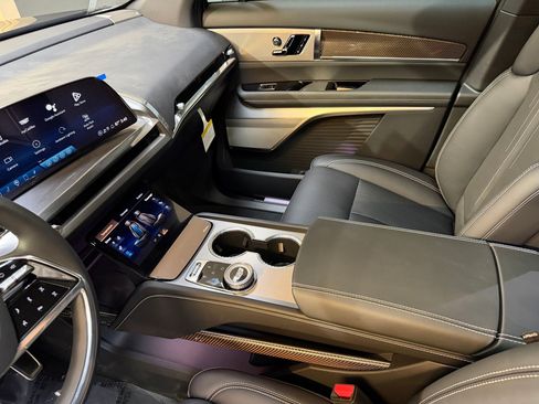 New 2026 Cadillac Vistiq Sport image 38