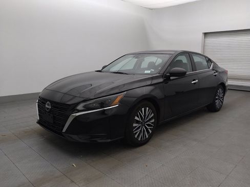 Used 2024 Nissan Altima 2.5 SV image 2