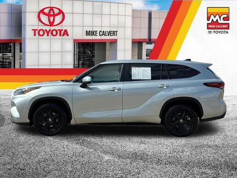Used 2024 Toyota Highlander LE FWD image 2