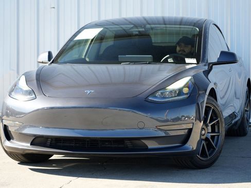 Used 2023 Tesla Model 3 Standard Range image 3