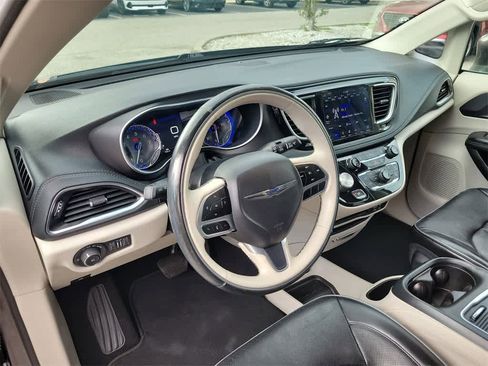 Used 2020 Chrysler Pacifica Limited image 23