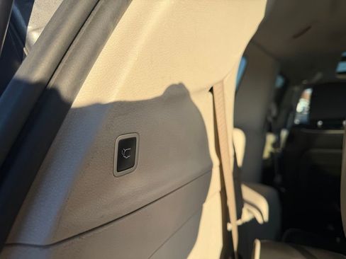 Used 2022 Chrysler Pacifica Limited AWD/4WD image 24
