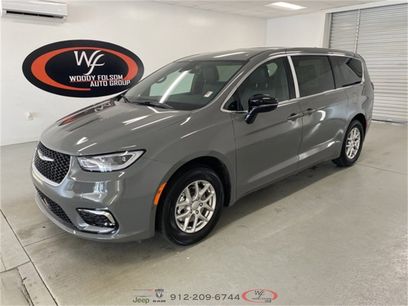 New 2025 Chrysler Pacifica Select
