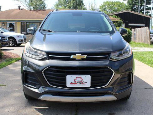 Used 2018 Chevrolet Trax LT w/ Sun & Sound Package AWD/4WD image 3