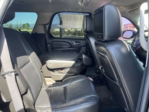 Used 2010 Cadillac Escalade Premium image 13