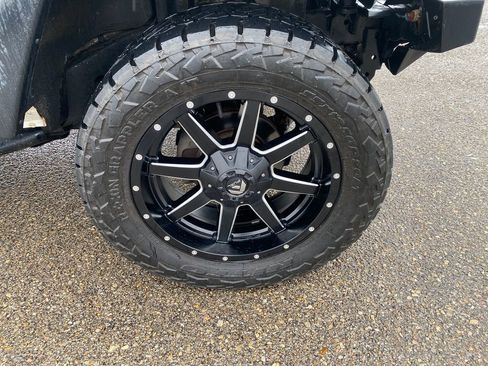 Used 2018 Jeep Wrangler Unlimited Sport w/ Connectivity Group image 33