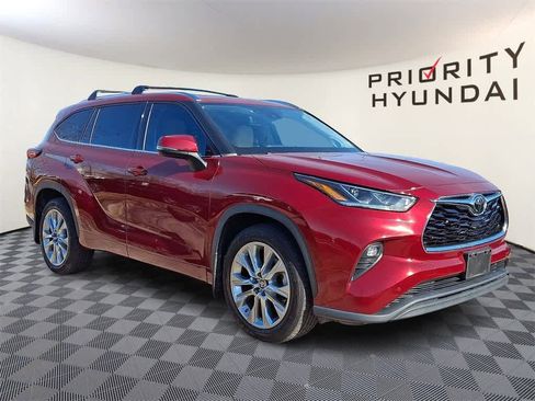 Used 2021 Toyota Highlander Limited image 3