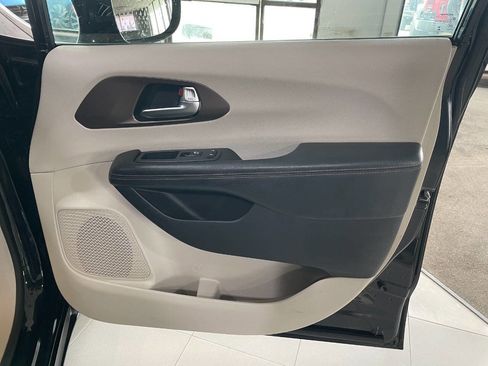 Used 2019 Chrysler Pacifica Touring-L Plus w/ Advanced Safetytec Group image 31