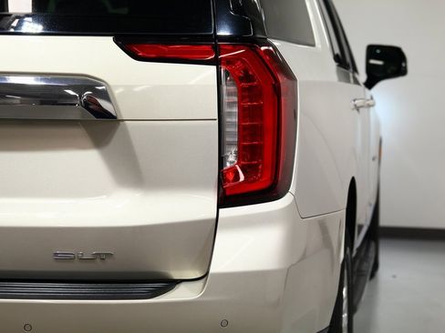Used 2021 GMC Yukon XL SLT w/ SLT Luxury Plus Package image 12