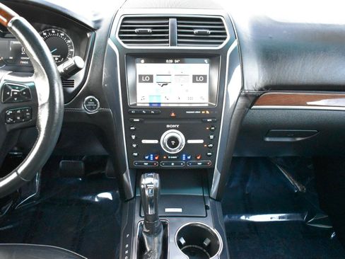 Used 2019 Ford Explorer Platinum AWD/4WD image 17