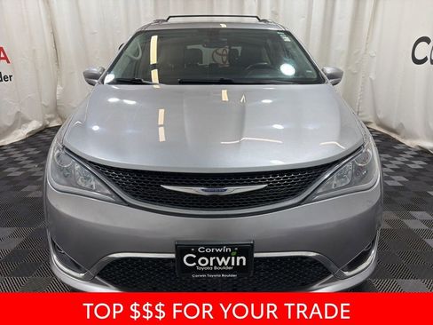 Used 2019 Chrysler Pacifica Touring-L image 2