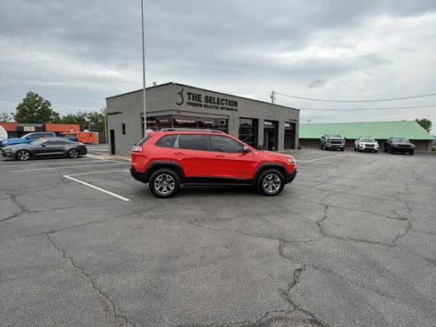 Used 2019 Jeep Cherokee Trailhawk w/ Comfort/Convenience Group AWD/4WD image 19