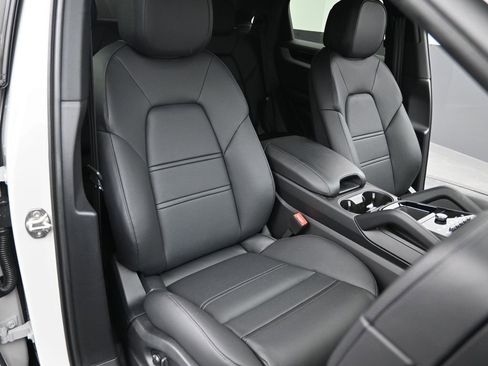 New 2025 Porsche Cayenne Coupe image 18