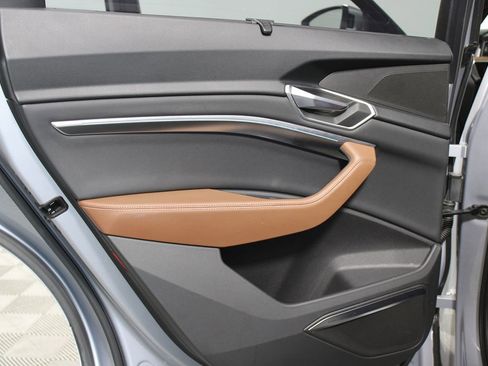 Used 2022 Audi e-tron Prestige w/ Prestige Package image 37