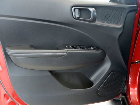 Used 2023 Hyundai Venue Limited image 14