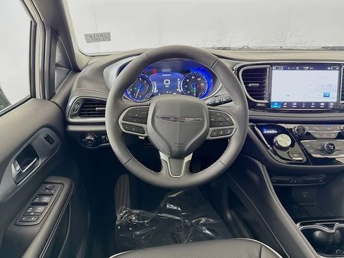 New 2026 Chrysler Pacifica Limited w/ Uconnect Theater Family Group image 22