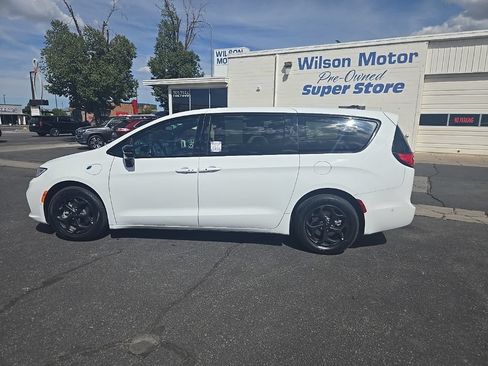 Used 2024 Chrysler Pacifica Limited FWD image 8