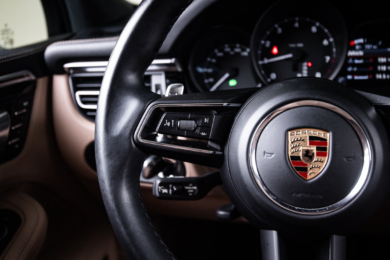 Certified 2023 Porsche Macan AWD/4WD image 17