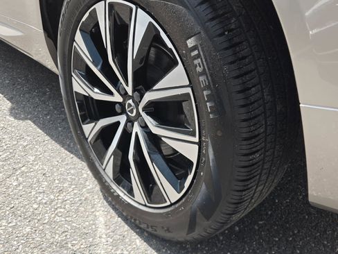 Used 2025 Volvo XC60 B5 Plus image 18