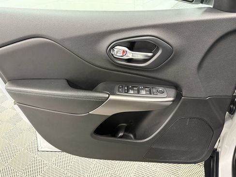Used 2019 Jeep Cherokee Latitude Plus w/ Cold Weather Group AWD/4WD image 9