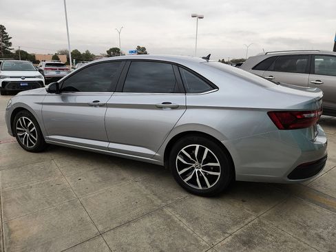 Certified 2025 Volkswagen Jetta SE image 4