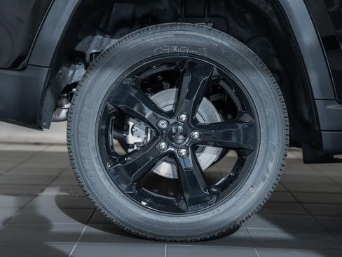 New 2025 Jeep Grand Cherokee Altitude image 17