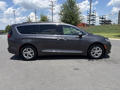 Used 2022 Chrysler Pacifica Limited FWD image 10
