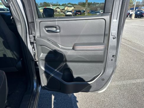 Used 2024 Nissan Frontier PRO-4X image 16