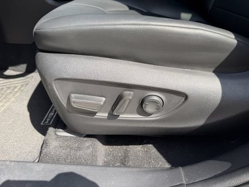 Used 2021 Toyota Highlander XLE FWD image 13
