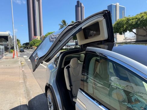Used 2018 Tesla Model X 75D AWD/4WD image 10