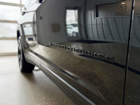 Used 2023 Jeep Grand Cherokee L Laredo image 9