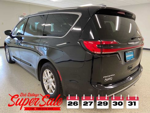 Used 2024 Chrysler Pacifica Touring-L image 9