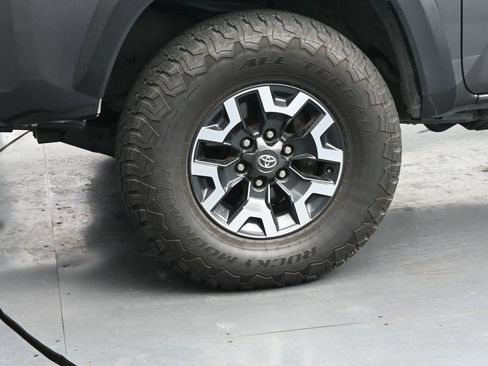 Used 2022 Toyota Tacoma TRD Off-Road AWD/4WD image 12