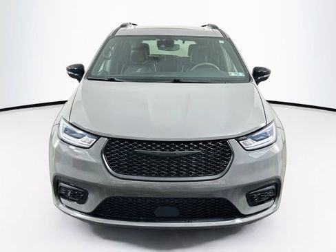 Used 2025 Chrysler Pacifica Limited FWD image 2
