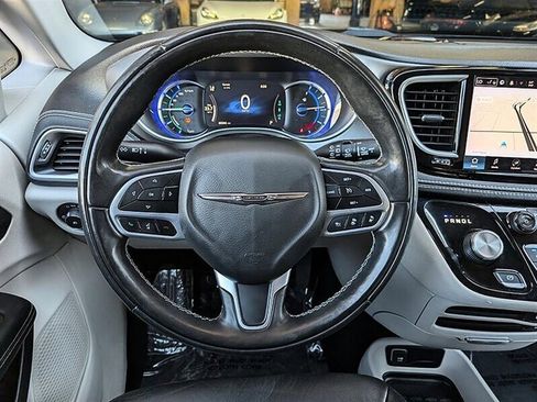 Used 2022 Chrysler Pacifica Touring-L w/ Uconnect Theater Family Group FWD image 19