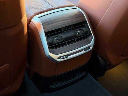 Used 2023 BMW 760i xDrive image 37