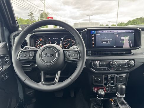 Used 2025 Jeep Wrangler Unlimited Sport AWD/4WD image 2